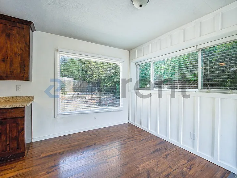 696 N Center St — Photo 9