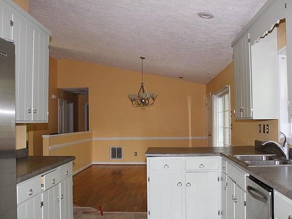 3rd image of 53 Jefferson Dr W