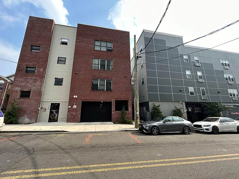 146 Hamilton Ave #401 — Photo 1