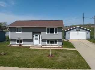 1825 Highland Rd, Ely, IA 52227