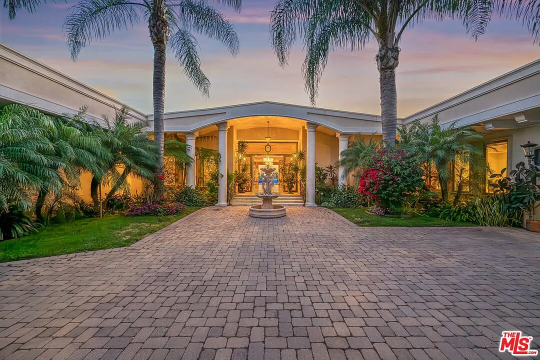 5 bed, 5.0 bath, 5650 sqft, $31,500 — Photo 1