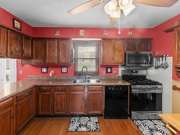 4th image of 4725 Davis St