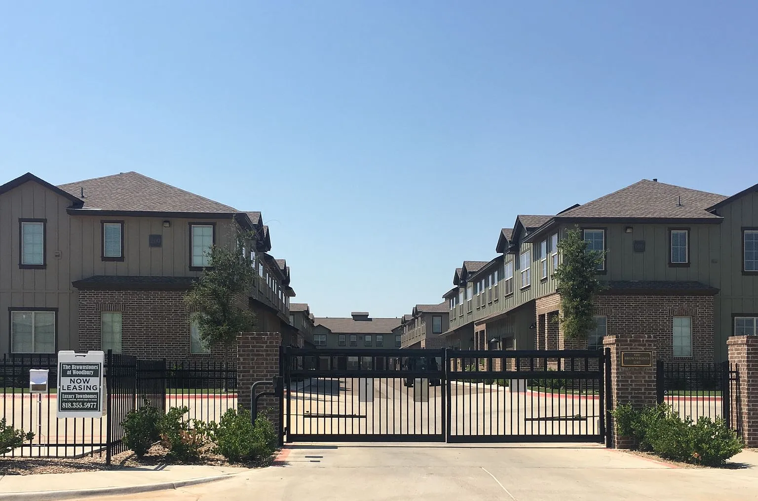 Gated 3 bdrm 2.5 bath Townhome with attached 1 car garage — Photo 1