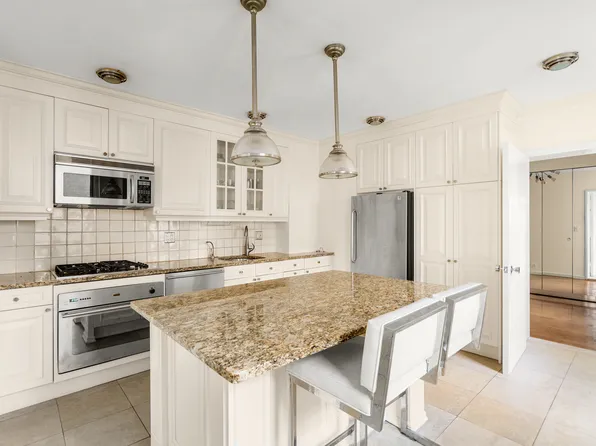 303 East 57th Street image 3 of 13