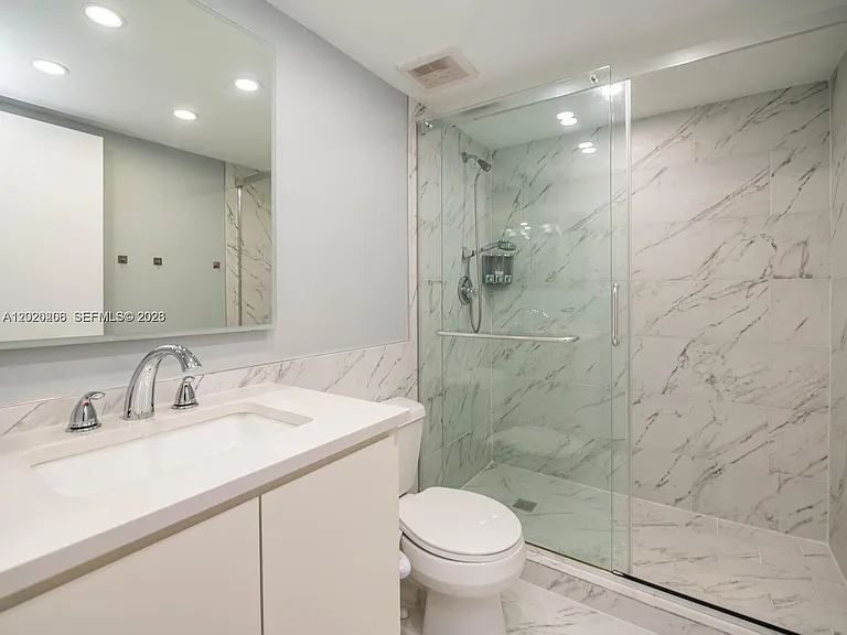3600 Mystic Pointe Dr #808 — Photo 11
