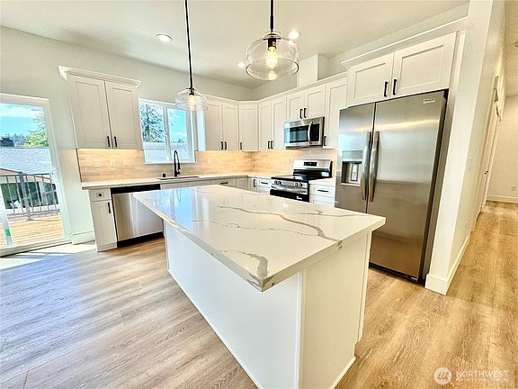 5th image of 1122 Tecumseh Street