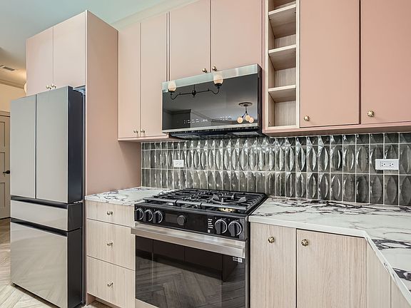 3rd image of 2704 W Argyle St APT 1