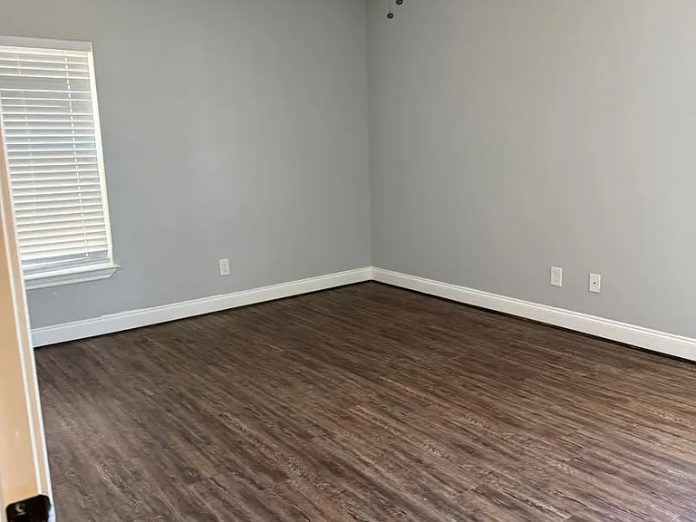 211 Railroad Ave — Photo 4