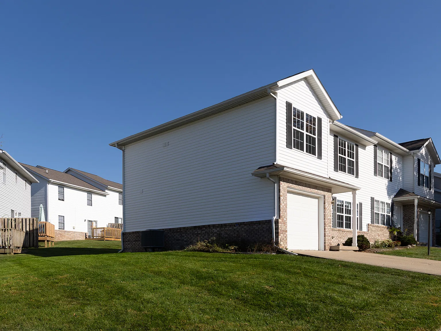 3 bed, 2.5 bath, 1356 sqft, $1,525 — Photo 3