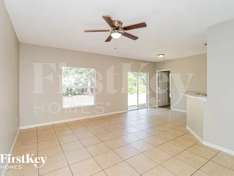 1163 Schumann Dr — Photo 5