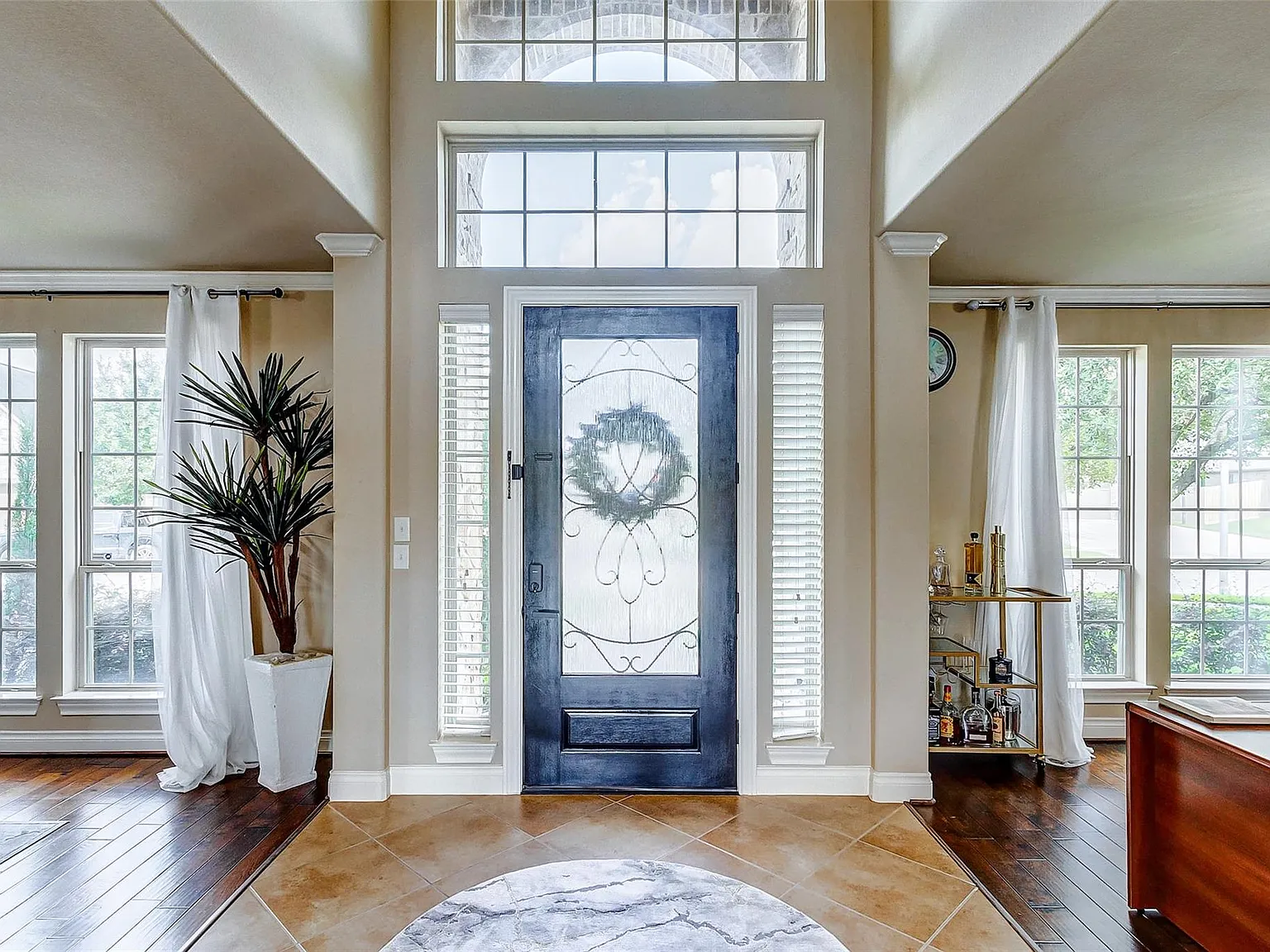 5 bed, 4.5 bath, 4605 sqft, $3,800 — Photo 4