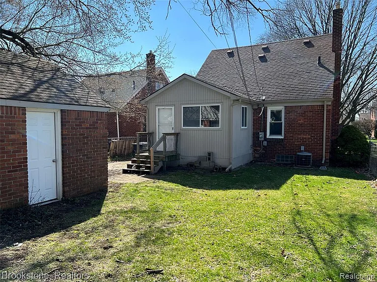 23280 Forest St — Photo 5