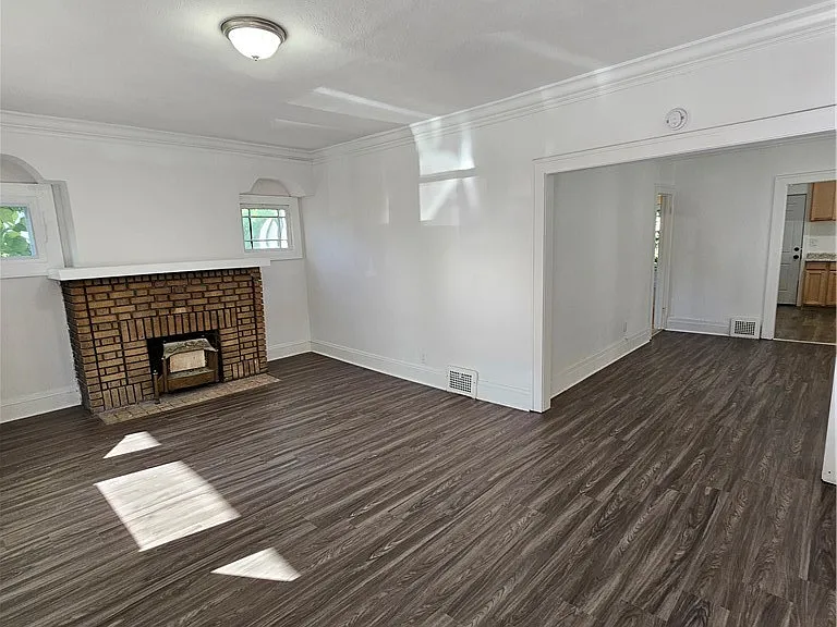 1111 E 114th St #UP — Photo 2