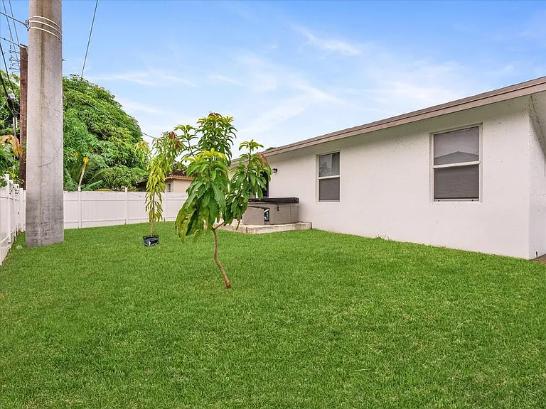 2848 NW 9th Pl #0 — Photo 11