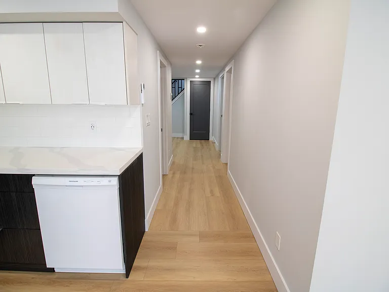 179 Burnside Dr #LOWER — Photo 13