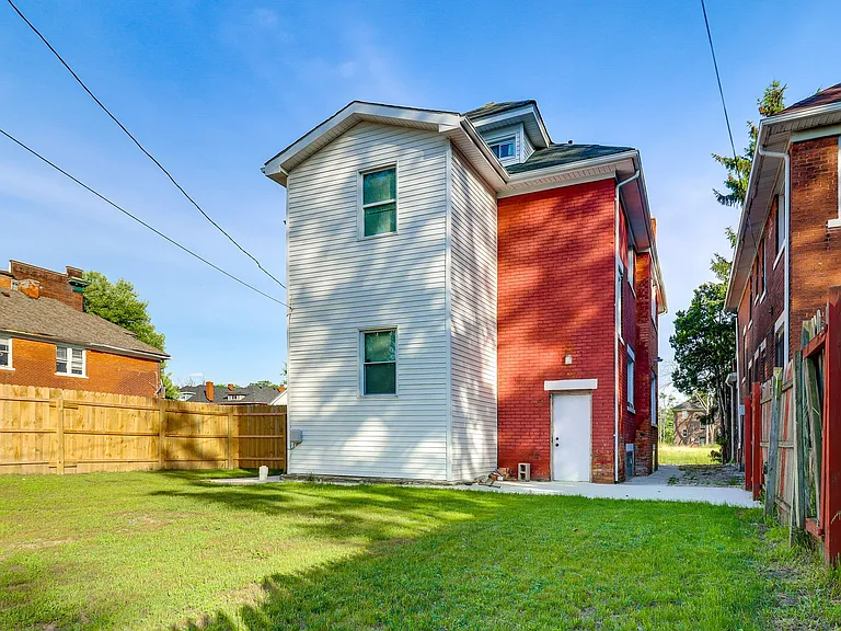 1644 Gladstone St — Photo 14