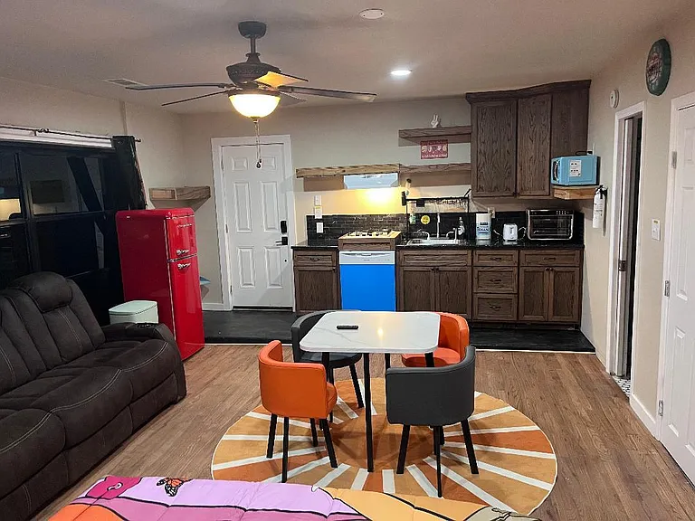 Dining area / kitchenette