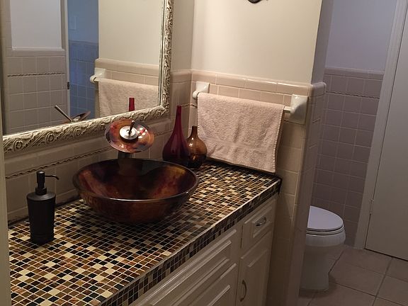 Guest bath w/ walk in closet