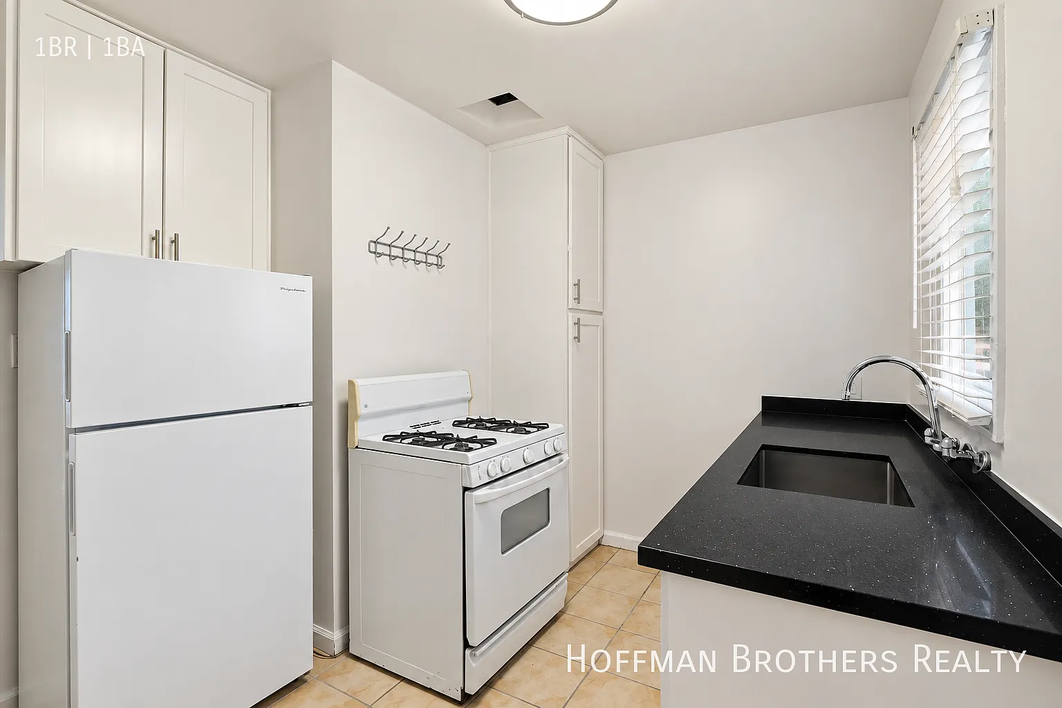 Bright Venice 1-Bedroom With Garage Parking,Gated Entry & Water Included! — Photo 2