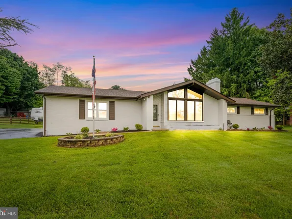 137 Country Club Rd, Red Lion, PA 17356