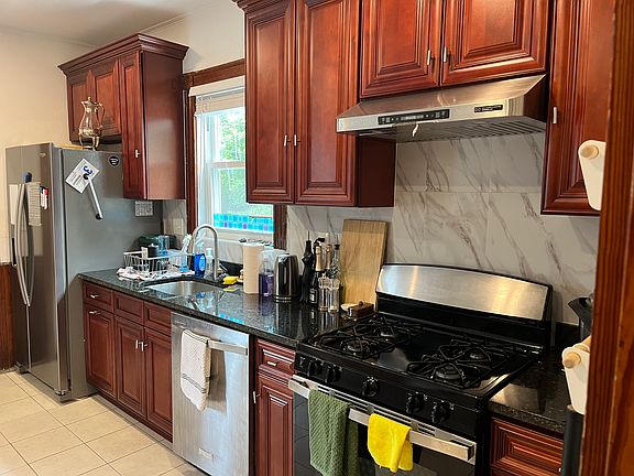 eat-in kitchen