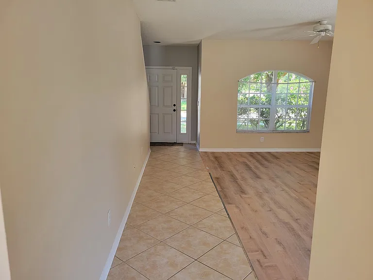 10915 Newbridge Dr — Photo 6