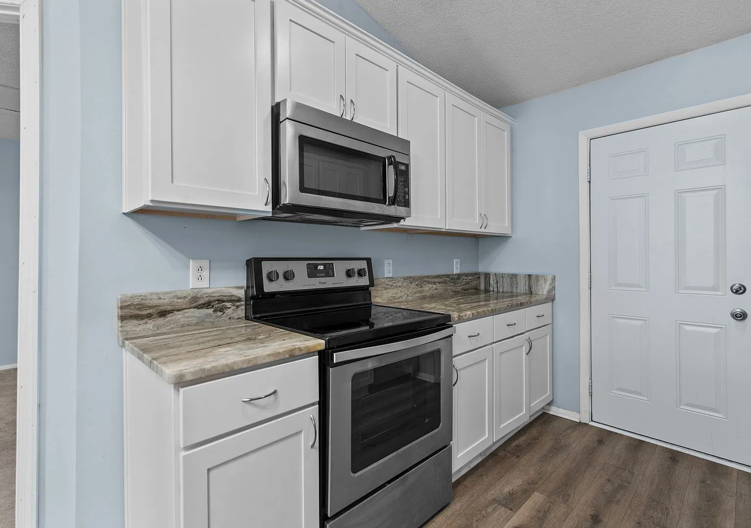 Virginia Beach End-Unit Townhome — Photo 2