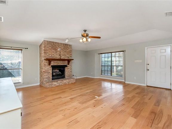 3rd image of 29 Cobblestone Way W