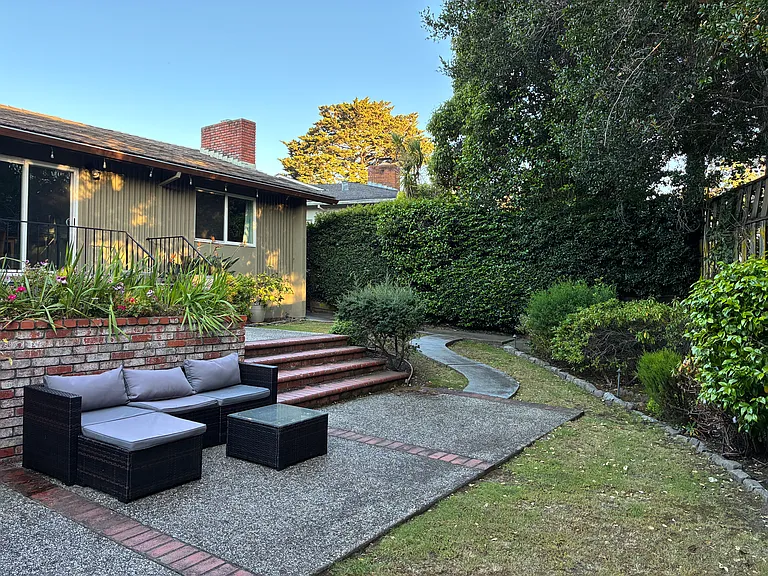 2142 Roosevelt Ave — Photo 3