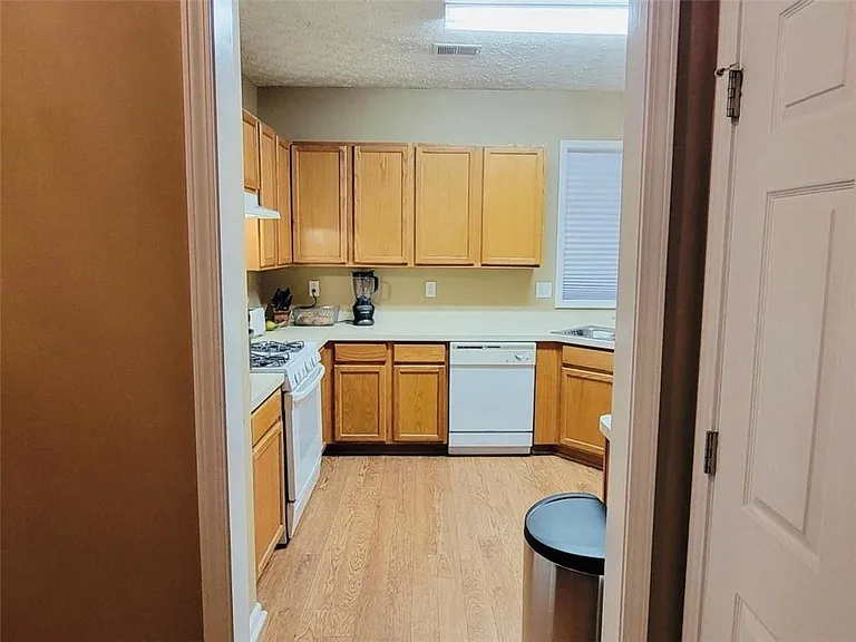 6904 Silver Bend Pl — Photo 10