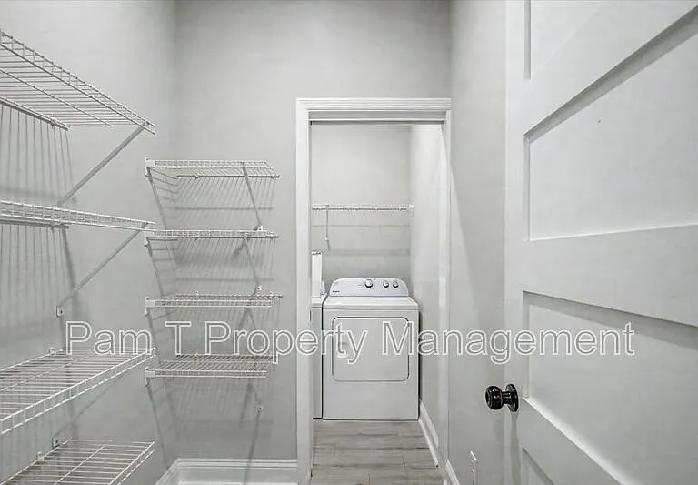 1019 W 35th St #B — Photo 11