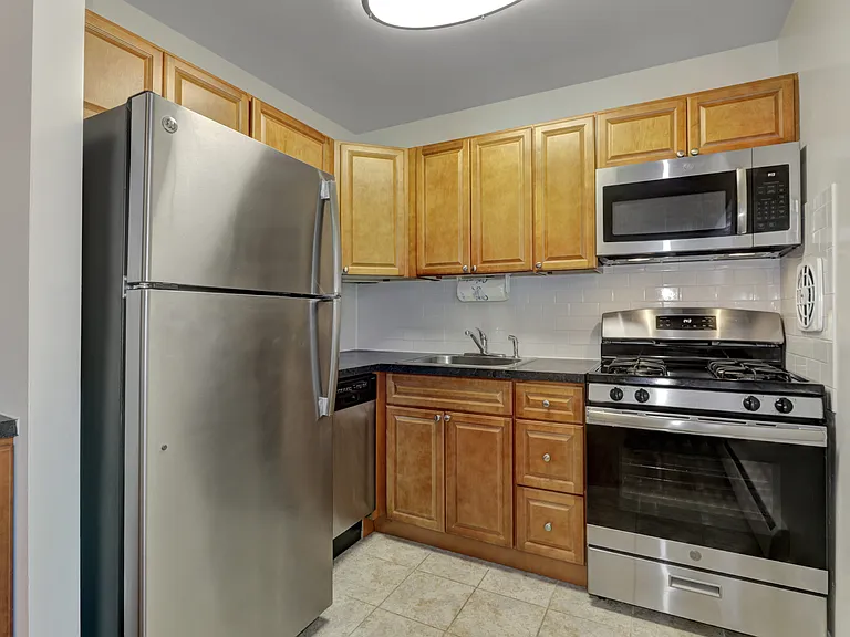 Eastgate Apartments — Photo 7