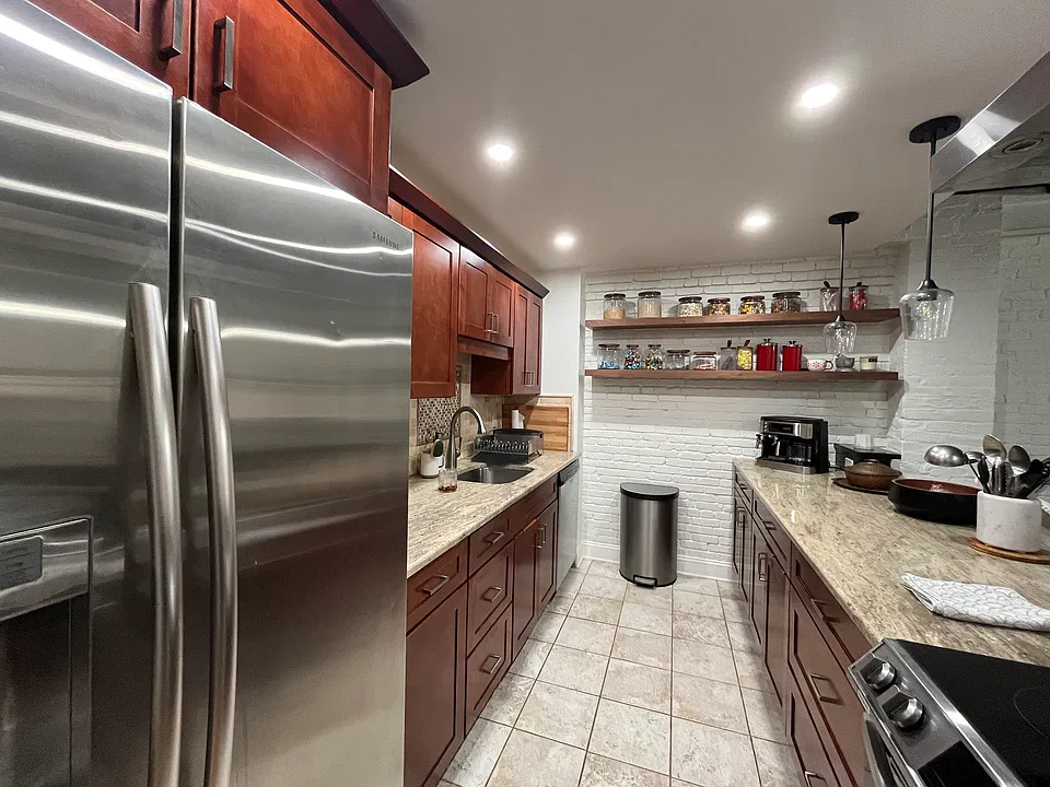 121 Commercial St #2