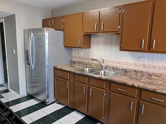 5th image of 841 Oxford Pl #109C