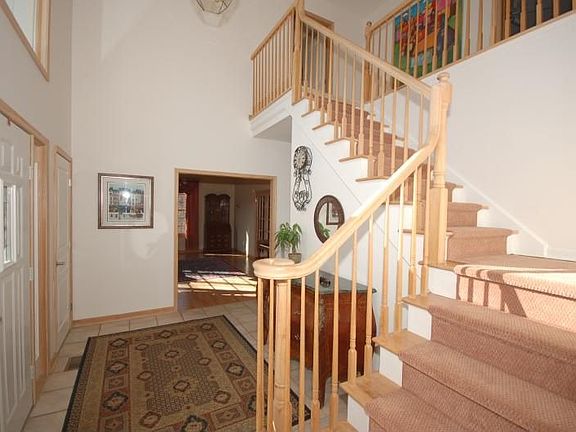 2-Story entry foyer