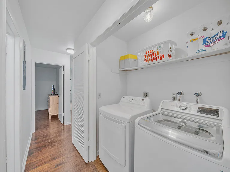 235 NW 15th St — Photo 39