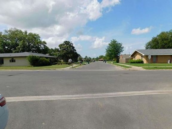 Exterior Neighborhood (street photo)