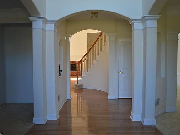 2nd image of 915 W Parkway Blvd