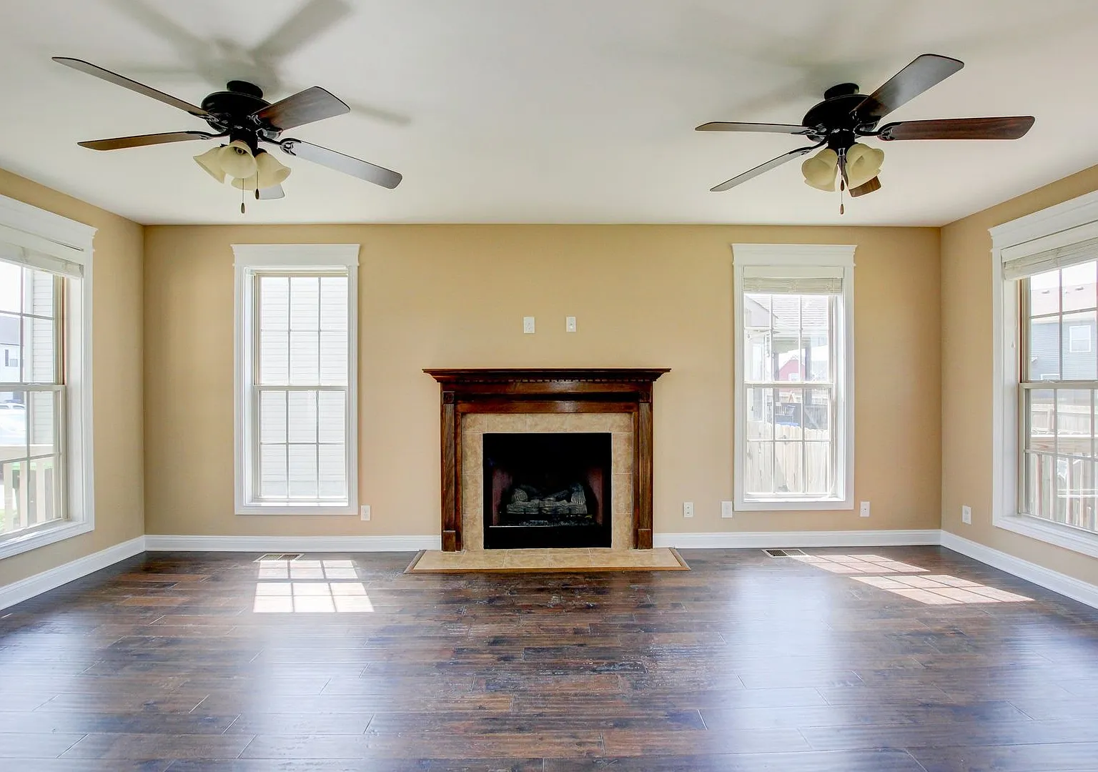 Beautiful Two Story Home With Hardwood Flooring and Fireplace — Photo 3