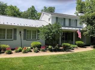 82 Wychwood Dr, Moreland Hills, OH