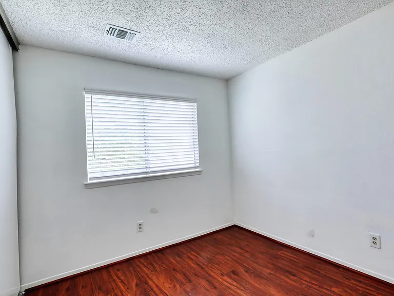 2931 Great Lakes Ave — Photo 12