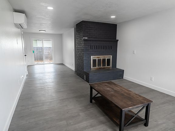 3rd image of 984 Island St