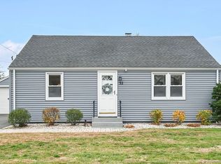 32 School St, Windsor Locks, CT 06096