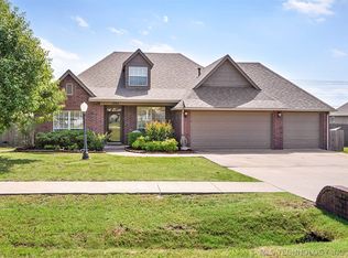 1203 S Hummingbird Pl, Skiatook, OK 74070