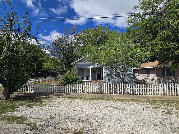 3rd image of 1009 Florence St