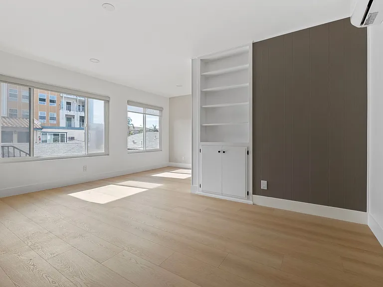 3983 Iowa St — Photo 3