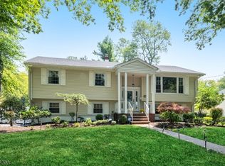 440 Yuhas Dr, Paramus, NJ 07652
