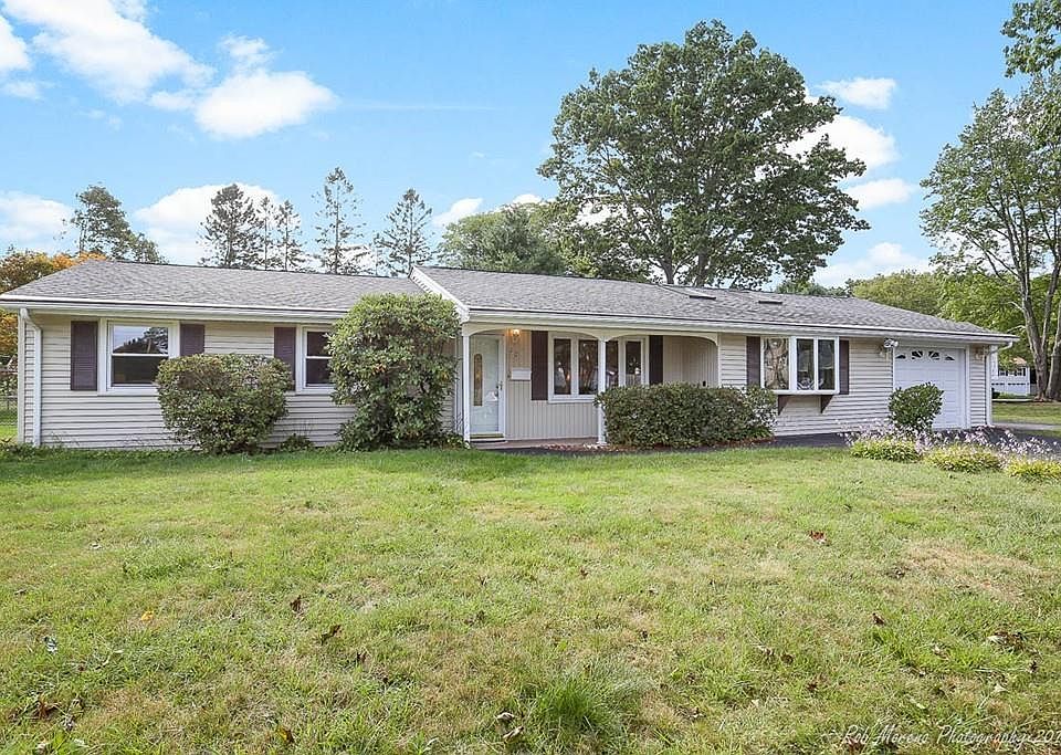 1st image of 10 Manor Dr