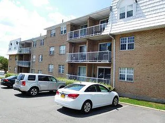 Sold by R New York | media 9