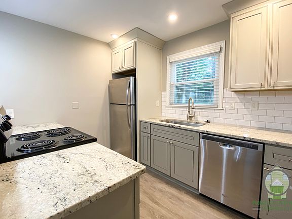 3rd image of 802 Hampton Ave #C